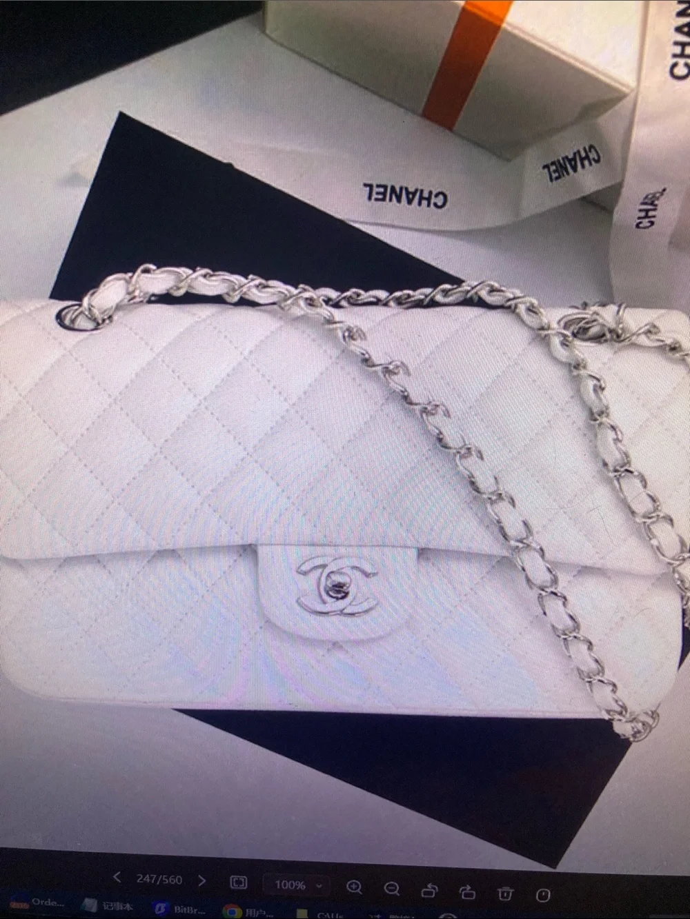 CHANEL White Quilted Leather Shoulder Bag with Silver Chain